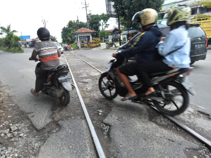 jalan_rusak_di_rel_ka_pengendara_motor_sering_terjatuh