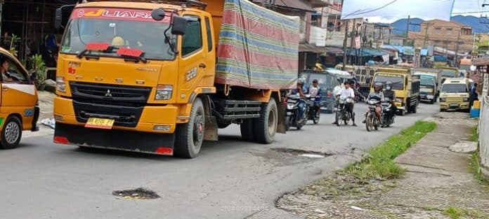 jalan_rusak_karena_truk_over_tonase_bebas_melintas_warga_sidikalang_mengeluh