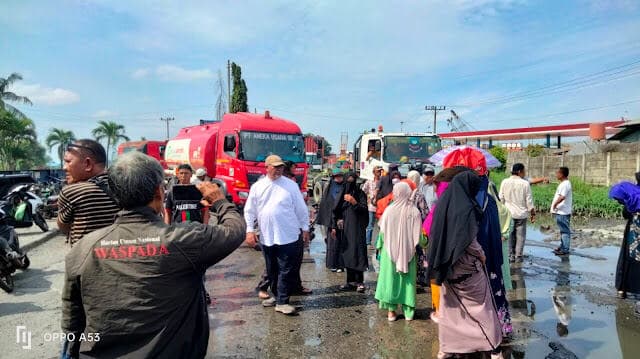 jalan_rusak_meresahkan_sejumlah_warga_belawan_gelar_aksi