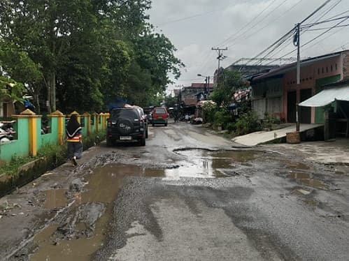 jalan_rusak_parah_di_depan_pasar_tradisional_simalingkar