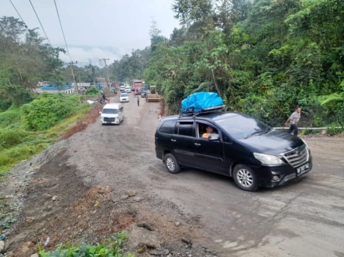 jalan_rusak_parah_pemudik_harus_berhati_hati_saat_melintas_di_jalinsum_medan_padang_batu_jomba