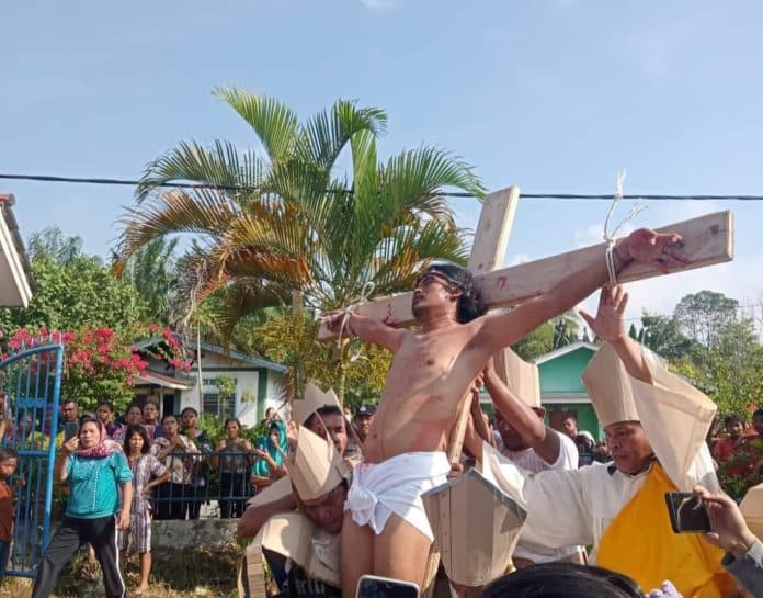 jalan_salib_di_nagori_pardomuan_nauli_berjalan_lancar