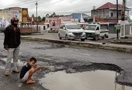 jalan_selamat_ketaren_kabanjahe_berlobang_butuh_perhatian_pemkab_karo