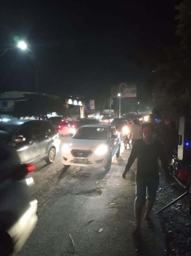jalan_siantar_medan_padat_buka_tutup_di_simpang_rami
