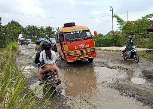 jalan_siantar_saribudolok_rusak_parah_di_kecamatan_panombean_panei_begini_kata_anggota_dprd_sumut