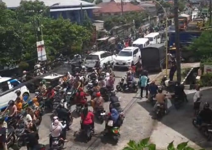 jalan_sibolga_padangsidimpuan_macet_panjang