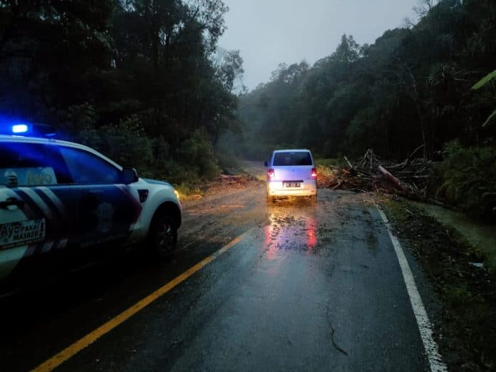 jalan_sidikalang_medan_lae_pondom_tertimbun_longsor