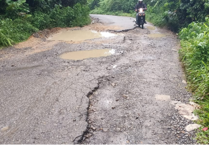 jalan_simpang_kawat_tangga_batu_kecamatan_dolok_panribuan_butuh_perbaikan