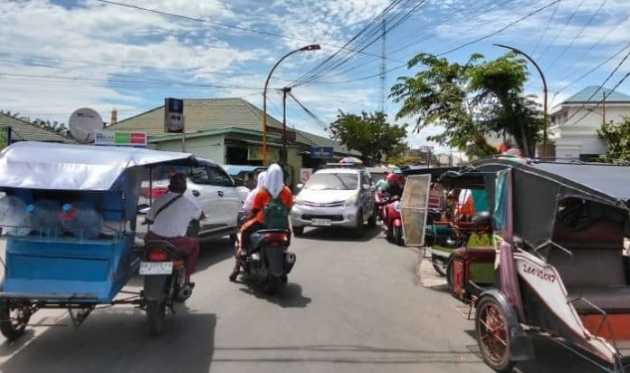 jalan_suprapto_depan_sma_negeri_3_sibolga_semrawut_saat_jam_sekolah