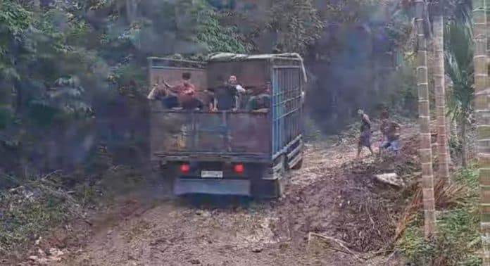 jalan_tiga_desa_di_kecamatan_tigalingga_dairi_rusak_parah_mobilitas_pengangkutan_jagung_terganggu