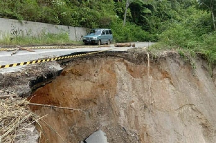 jalan_umum_deli_serdang_saran_padang_longsor_polsek_pasang_police_line