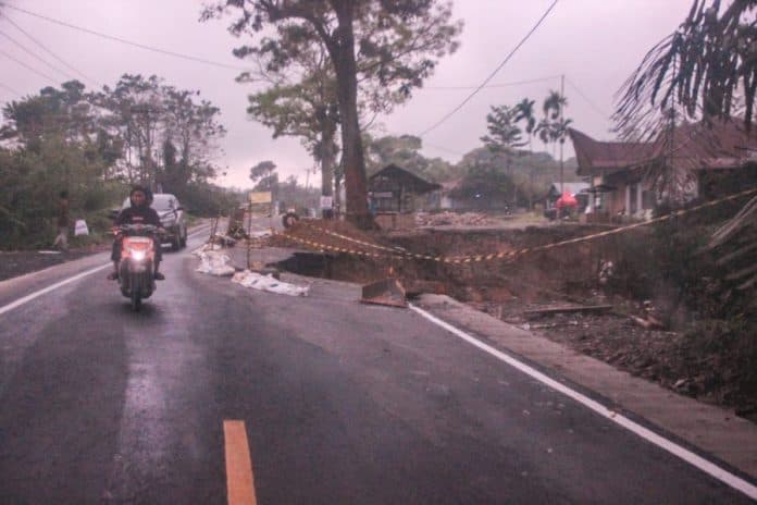 jalan_yang_longsor_di_parapat_pematangsiantar_belum_diperbaiki_pengendara_khawatir