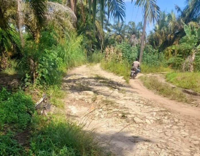 jalan_yang_menghubungkan_tiga_desa_di_bosar_galugur_kecamatan_tanah_jawa_simalungun_rusak_parah