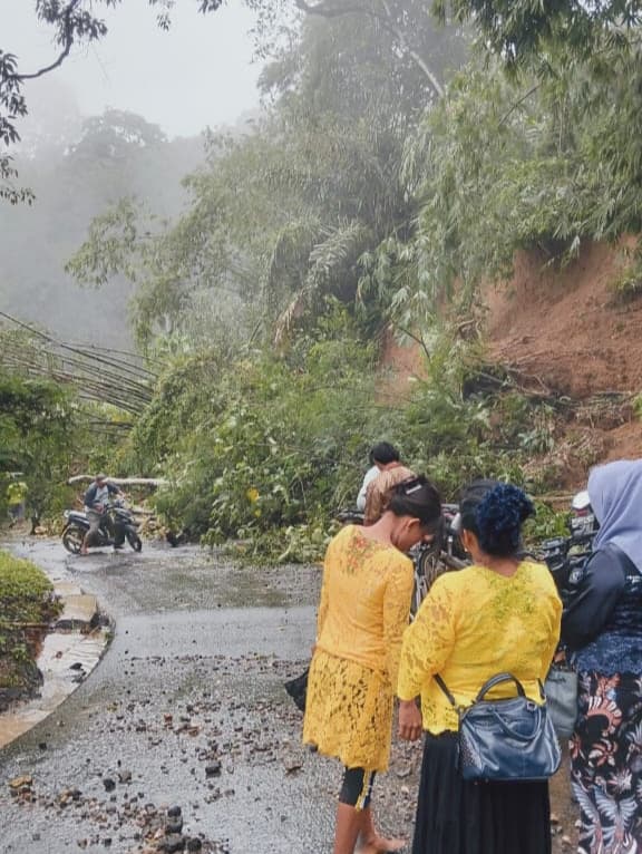 jalinsum_sidikalang_tigalingga_kuta_buluh_tertimbun_longsor_akses_masyarakat_lumpuh