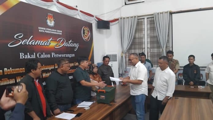 jalur_independen_hendra_dan_kiswandi_serahkan_berkas_pendaftaran_ke_kpu_pematangsiantar