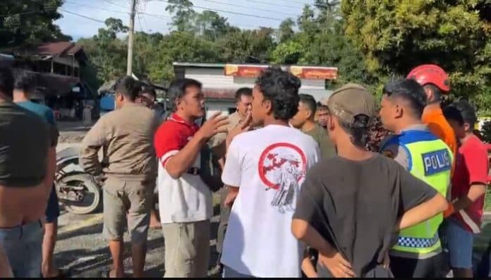 jalur_medan_berastagi_belum_bisa_dilalui_puluhan_sopir_bus_unjuk_rasa