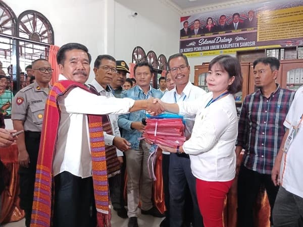 jalur_perseorangan_pilkada_samosir_pasangan_marguna_serahkan_persyaratan_ke_kpu