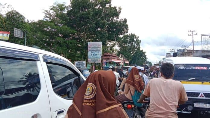 jam_keluar_masuk_sekolah_di_sibuhuan_langganan_macet_petugas_tidak_ada