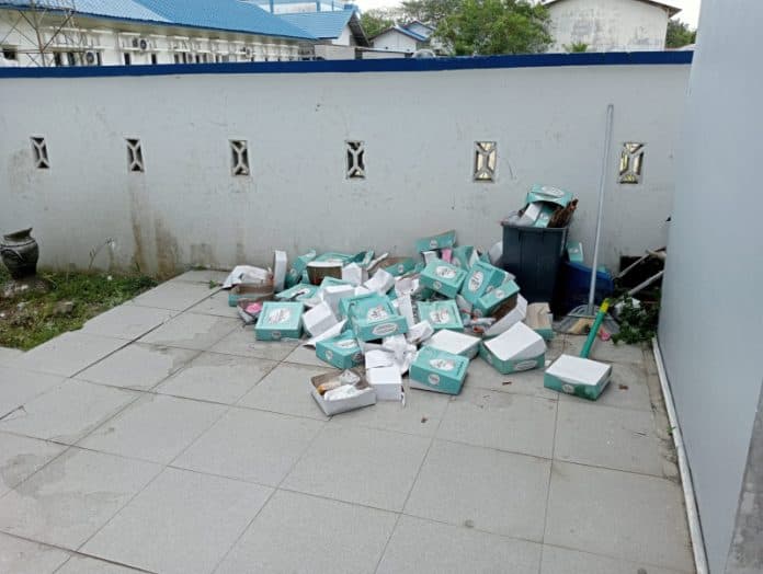 jamaah_keluhkan_air_mushola_disdik_deli_serdang_tak_mengalir_sampah_berserakan_di_belakang_toilet