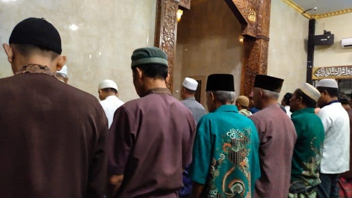 jamaah_masjid_baiturrohim_delitua_gelar_sholat_gerhana_bulan