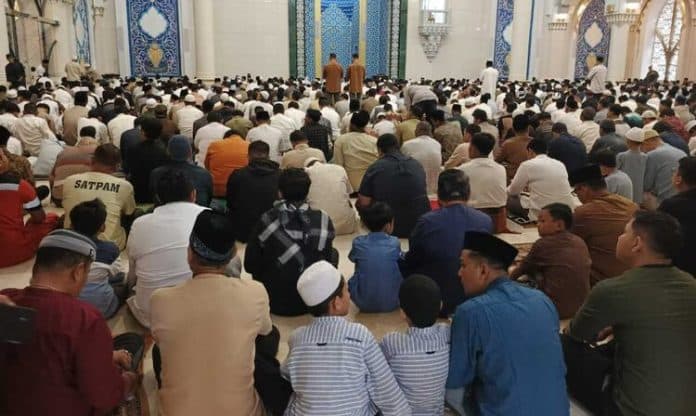 jamaah_salat_idul_adha_1445_h_di_masjid_agung_sumut_membludak