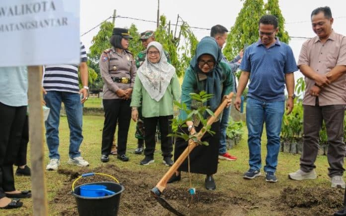 jamin_keberlangsungan_sumber_air_1200_bibit_pohon_ditanam_di_pematangsiantar