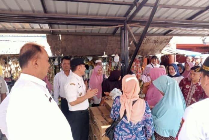 jamin_ketersedian_bahan_pokok_pj_bupati_pantau_sejumlah_pasar_di_paluta