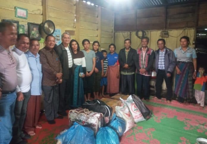 janda_3_anak_korban_kebakaran_di_parbuluan_dairi_dapat_bantuan_warga