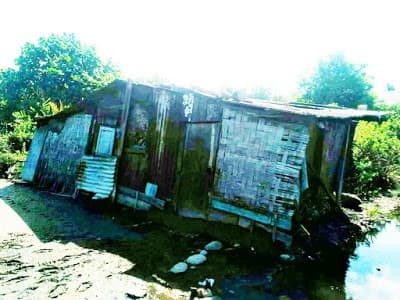 janda_tua_ini_terharu_mendapat_bantuan_dari_pln_belawan_tinggal_di_gubuk_reot