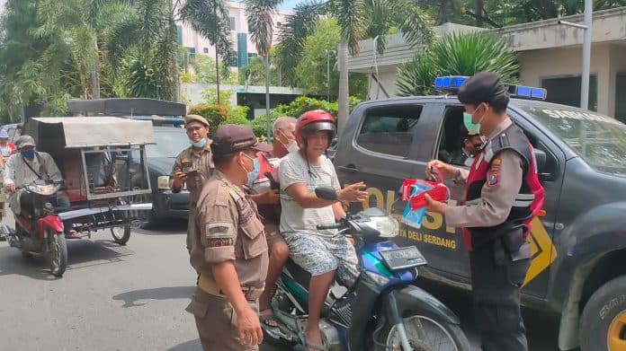 jangan_lengah_petugas_gabungan_deli_serdang_disiplinkan_prokes