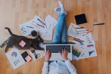 jangan_salah_ini_beda_hybrid_working_dan_remote_working