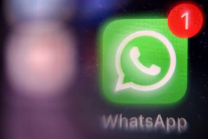 jangan_sampai_diintip_orang_blurkan_whatsapp_di_handphone