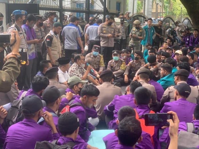 janji_aspirasi_diteruskan_ke_pemerintah_pusat_dprd_sumut_dan_bem_si_teken_mou