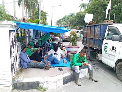 janji_pemko_siantar_menaikkan_upah_petugas_kebersihan_isapan_jempol_belaka