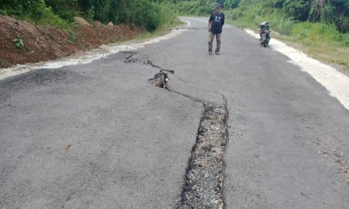 jarang_dilintasi_jalan_penghubung_dua_desa_di_tapteng_terbelah