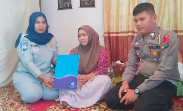 jasa_raharja_sibolga_salurkan_santunan_ke_keluarga_korban_kecelakaan
