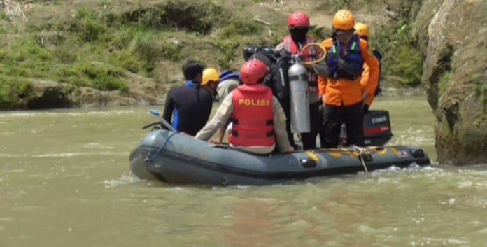 jasad_anak_belum_ditemukan_orangtua_tak_mau_beranjak_dari_sungai
