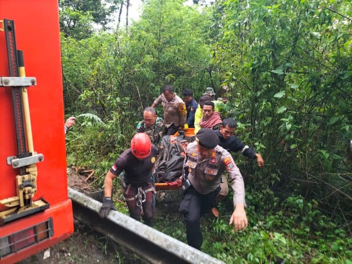 jasad_korban_truk_cpo_yang_diterjang_longsor_di_jalan_karo_sidikalang_berhasil_dievakuasi