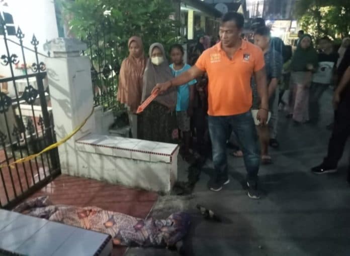 jasad_lansia_meninggal_di_depan_rumah_mewah_di_deli_serdang_belum_diambil_keluarga