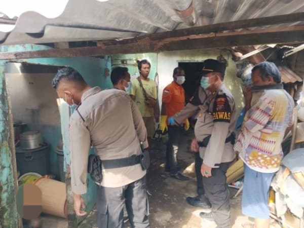 jasad_opung_wilson_silalahi_warga_tebing_tinggi_ditemukan_membusuk_di_kamar_mandi