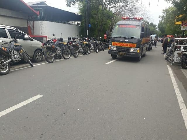 jasad_pelaku_bom_bunuh_diri_dievakuasi_ke_rs_bhayangkara_poldasu