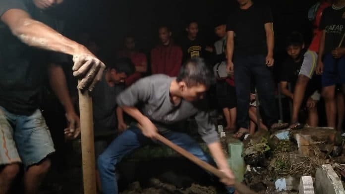 jasad_pelaku_bom_bunuh_diri_dikubur_malam_hari