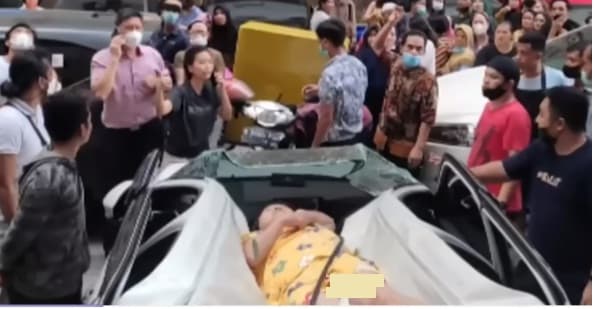 jatuh_dari_lantai_21_apartemen_seorang_nenek_di_jakut_selamat