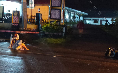 jatuh_di_jalan_berlubang_dua_gadis_pengendara_septor_nyaris_ditabrak_mobil
