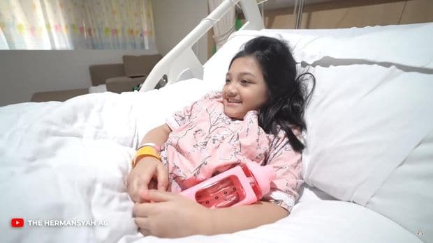 jatuh_saat_main_monkey_bar_arsy_hermansyah_alami_tulang_retak