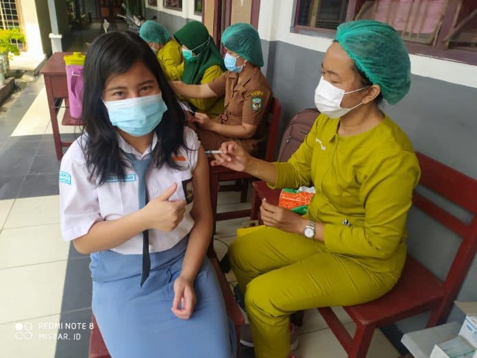 jauhkan_siswa_dari_kerumunan_sman_2_siantar_gelar_vaksinasi_di_lingkungan_sekolah