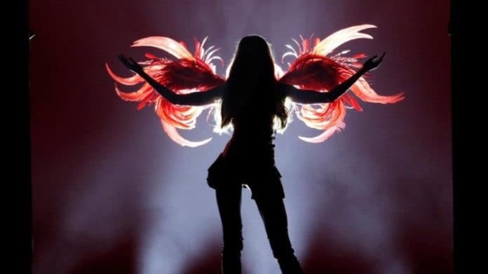 jeda_6_tahun_lisa_blackpink_buka_parade_victorias_secret_fashion_show