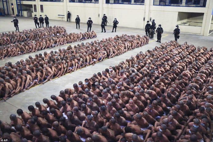 jejalan_narapidana_di_penjara_izalco_el_salvador_abaikan_aturan_social_distancing