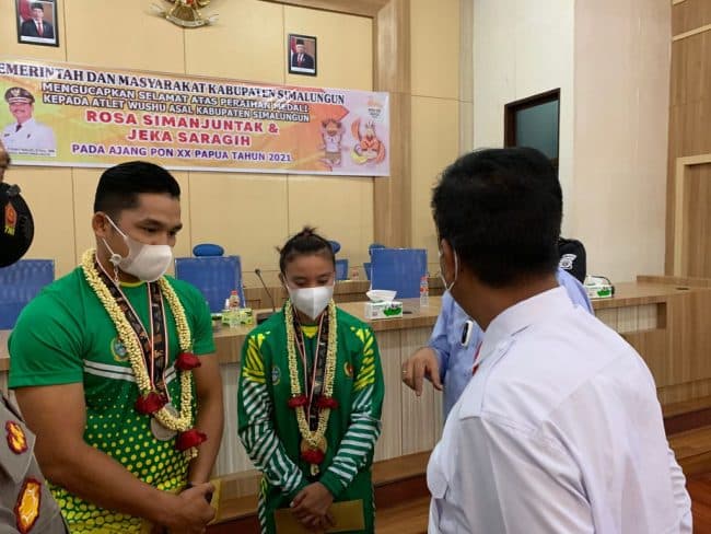 jeka_saragih_dan_rosalina_simanjuntak_atlit_peraih_medali_di_ajang_pon_xx_papua_2021_tiba_di_simalungun