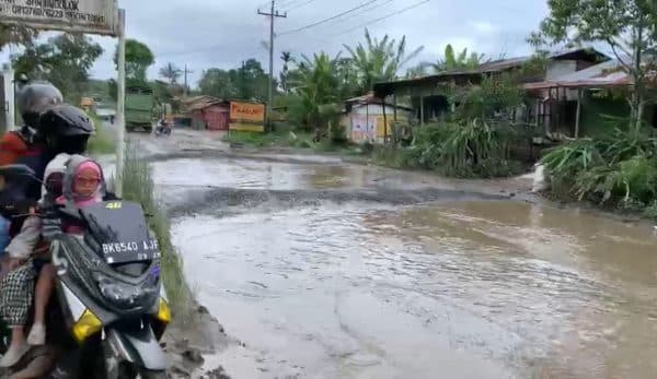 jeka_saragih_ingin_bertemu_jokowi_terkait_kerusakan_jalan_di_simalungun_ini_kata_dprd